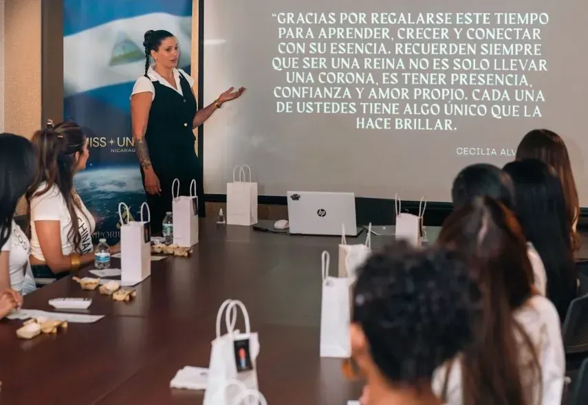 Cecilia Alvarez durante la clase magistral Manos de Reina con las candidatas a Miss Nicaragua.