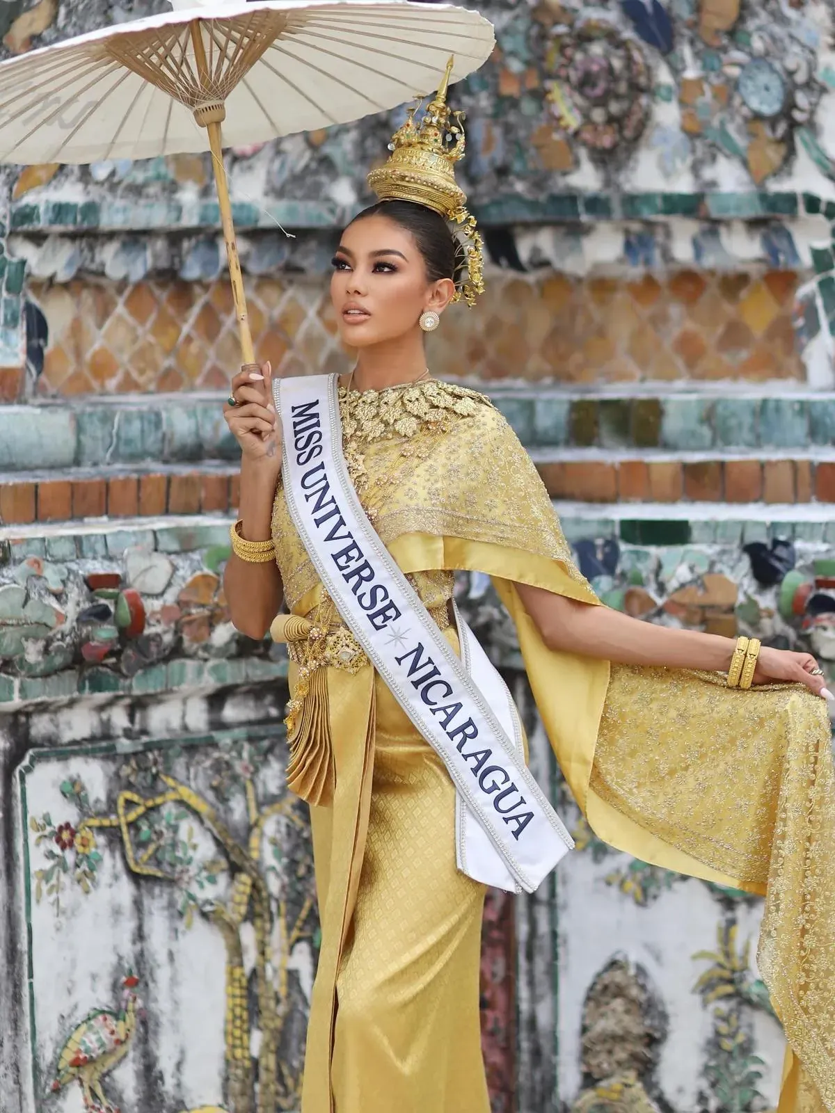Itza Castillo, Miss Nicaragua, con el nail art realizado por Cecilia Alvarez para Miss Universe 2025.